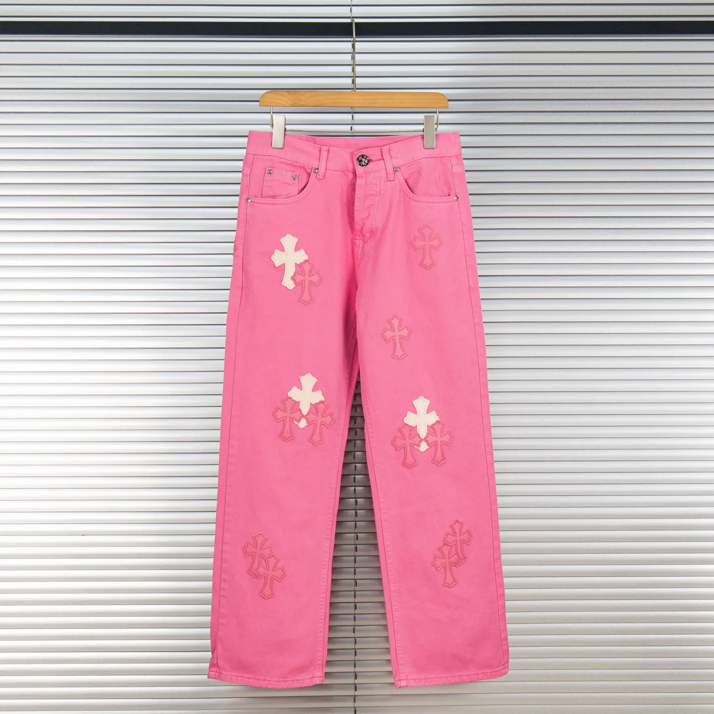 P250 CHROME HEARTS 25ss amine light pink cross patch leather washed jeans - Full of exploring the ultimate in fashion, Chrome Hearts' new Chrome Hearts pants not only present a unique style, the fresh ice blue color looks particularly youthful and energetic. The mid-high waist design is paired with a lazy and casual style, which not only shows long legs but also maintains a casual feel. It is a must-have fashion choice for trendy men and trendy women. Style number: 1778# Color: Dopamine powder Size: 28 30 32 34